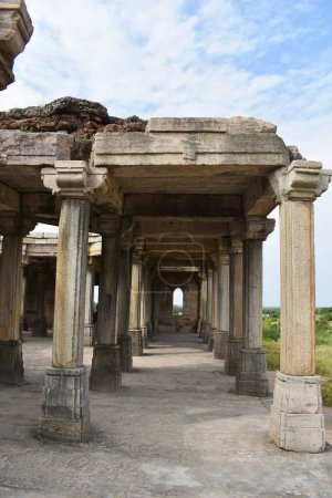 Téléchargez les photos : Parc archéologique Khajuri Masjid Champaner-Pavagadh, piliers intérieurs en pierre Ruines, site du patrimoine mondial de l'UNESCO, Gujarat, Indi - en image libre de droit