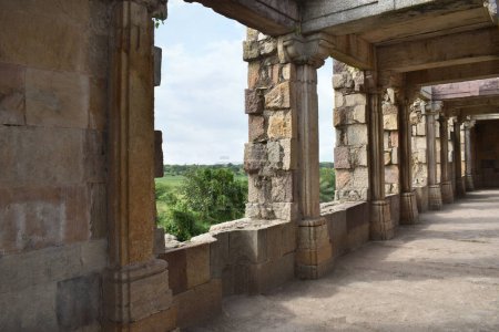 Archäologischer Park Champaner-Pavagadh, Ruinen von Steinsäulen im Inneren, horizontales Bild, UNESCO-Weltkulturerbe, Gujarat, Indi