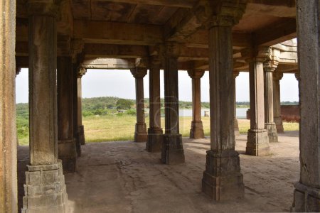 Téléchargez les photos : Khajuri Masjid, ruines des piliers intérieurs en pierre, Parc archéologique Champaner-Pavagadh, site du patrimoine mondial de l'UNESCO, Gujarat, Indi - en image libre de droit