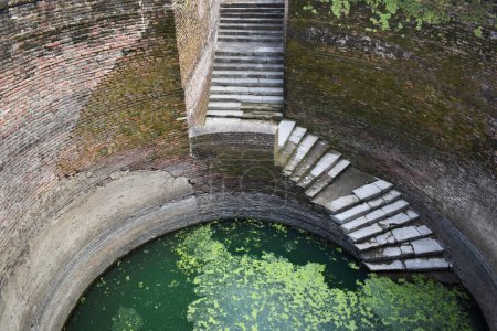 Téléchargez les photos : Helical Stepwell, puits du 16ème siècle a un escalier de 1,2 m de large, parc archéologique Champaner-Pavagadh, un site du patrimoine mondial de l'UNESCO, Gujarat, Inde - en image libre de droit