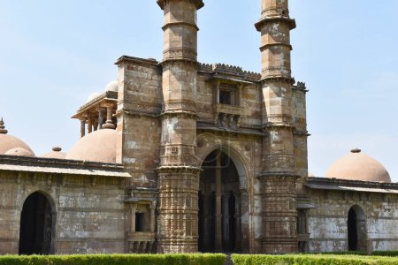 Téléchargez les photos : Jami Masjid avec des sculptures complexes en pierre, façade Fermer, un monument islamique a été construit par le sultan Mahmud Begada en 1509, Parc archéologique Champaner-Pavagadh, un site du patrimoine mondial de l'UNESCO, Gujarat, Inde - en image libre de droit