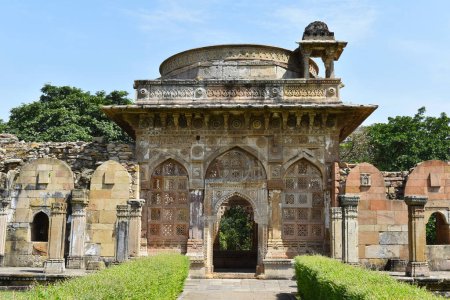 Téléchargez les photos : Jami Masjid, Archéologie architecturale et cour avec des sculptures complexes en pierre, un monument islamique a été construit par le sultan Mahmud Begada en 1509, Parc archéologique Champaner-Pavagadh, un site du patrimoine mondial de l'UNESCO, Gujarat, Indi - en image libre de droit