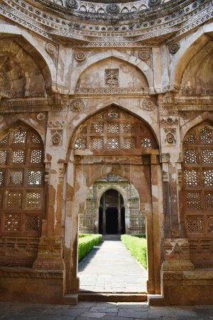Téléchargez les photos : Jami Masjid, arc architectural belles sculptures complexes en pierre, un monument islamique a été construit par le sultan Mahmud Begada en 1509, Champaner-Pavagadh parc archéologique, un site du patrimoine mondial de l'UNESCO, Gujarat, Inde - en image libre de droit