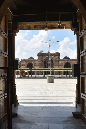 Téléchargez les photos : Jama Masjid, vue verticale depuis le tombeau du sultan Ahmed, a été construit en 1424 sous le règne d'Ahmad Shah I, Ahmedabad, Gujarat, Inde - en image libre de droit