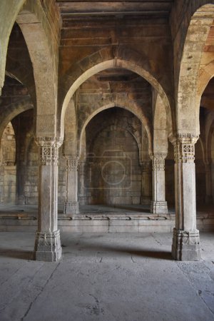 Téléchargez les photos : Mandvi ou Custom House, intérieur, structure en pierre avec des sculptures, des arches architecturales et des colonnes, construit par le sultan Mahmud Begada 15ème 16ème siècle. Un site du patrimoine mondial de l'UNESCO, Champaner, Gujarat, Indi - en image libre de droit