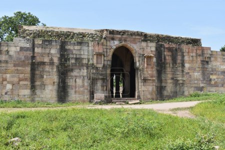 Téléchargez les photos : Architectural Archway to Mandvi ou Custom House, construit dans des détails de pierre et de sculptures, a été construit par le sultan Mahmud Begada 15ème 16ème siècle. Un site du patrimoine mondial de l'UNESCO, Champaner, Gujarat, Inde - en image libre de droit