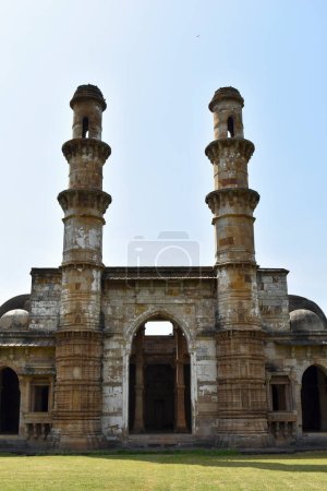 Téléchargez les photos : Kevda Masjid avec deux minarets, construit en pierre et sculptures détails de l'architecture, un monument islamique a été construit par le sultan Mahmud Begada 15ème 16ème siècle. Un site du patrimoine mondial de l'UNESCO, Gujarat, Champaner, Indi - en image libre de droit