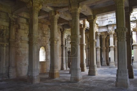 Téléchargez les photos : Kevda Masjid, construit en pierre et sculptures détails de colonnes d'architecture, un monument islamique a été construit par le sultan Mahmud Begada 15ème 16ème siècle. Un site du patrimoine mondial de l'UNESCO, Gujarat, Champaner, Indi - en image libre de droit