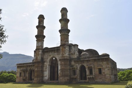 Foto de Kevda Masjid, construido en piedra y tallados detalles de la arquitectura, un monumento islámico fue construido por el sultán Mahmud Begada entre los siglos XV y XVI. Patrimonio de la Humanidad, Champaner, Gujarat, India - Imagen libre de derechos