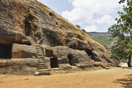 Téléchargez les photos : Façade d'une grotte 12 Vihara montrant des escaliers, des portes cellulaires avec des roches taillées, Bouddhiste antique construit au 2ème siècle avant JC, pendant la phase Hinayana du bouddhisme, Lonavala, Maharashtra, Inde. - en image libre de droit
