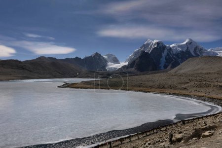 Foto de El lago Gurudongmar es un lago de gran altitud situado en el estado indio de Sikkim. Es uno de los lagos más altos del mundo, situado a una altitud de 17.800 pies sobre el nivel del mar. India - Imagen libre de derechos