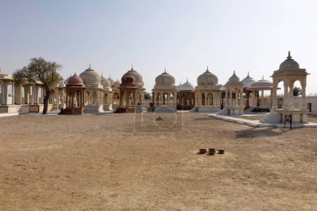 Téléchargez les photos : Dev Kund Sagar, un réservoir d'eau historique à Bikaner, Rajasthan, connu pour ses sculptures complexes et sa beauté pittoresque. - en image libre de droit