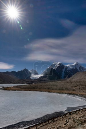 Téléchargez les photos : Le lac Gurudongmar est un lac de haute altitude situé dans l'État indien du Sikkim. C'est l'un des lacs les plus élevés au monde, situé à une altitude de 17 800 pieds au-dessus du niveau de la mer. Inde - en image libre de droit