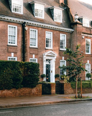 Téléchargez les photos : Maison en brique très élégante en Angleterre - en image libre de droit