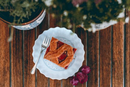 Téléchargez les photos : Torte Linzer traditionnel avec gelée rouge - en image libre de droit
