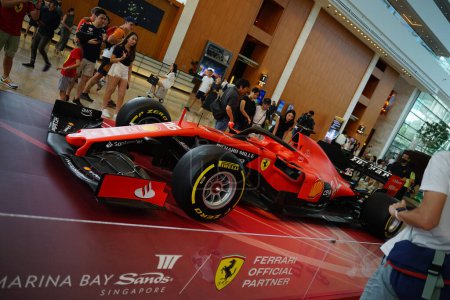 Foto de Bayfront Ave, Singapur - 25 de septiembre de 2023: Un Ferrari rojo se exhibe en Marina Bay Sands en Singapur. - Imagen libre de derechos