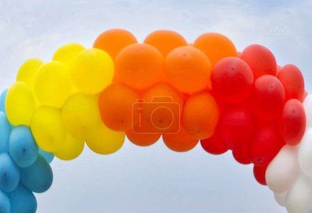 Foto de Globos coloridos arco iris contra el cielo. - Imagen libre de derechos