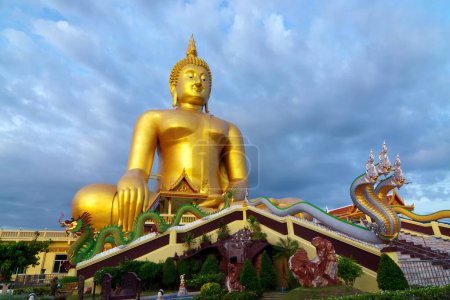 Foto de Estatua del Buda Dorado en Wat Muang Ang Thong, Tailandia. - Imagen libre de derechos