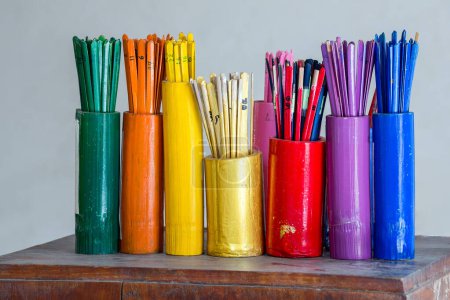 Foto de Fortune stick (Esiimsi, Chi-Chi Sticks) en recipientes de tubo de colores - Imagen libre de derechos