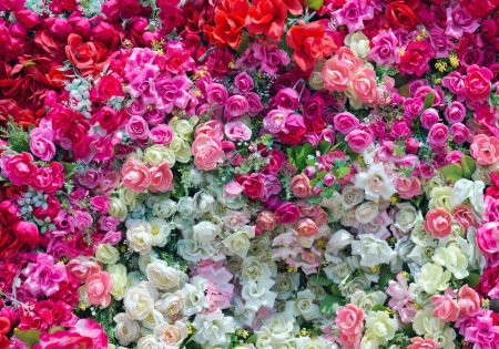 Foto de Rosas artificiales coloridas para el fondo. - Imagen libre de derechos