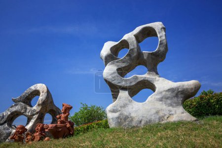Foto de Hermoso jardín de rocas en el parque. - Imagen libre de derechos