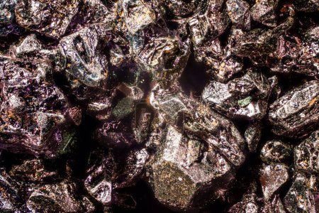Foto de Cristales de permanganato de potasio bajo microscopio de aumento 4x - fondo científico abstracto - Imagen libre de derechos