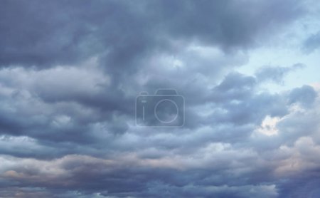Téléchargez les photos : Ciel nocturne avec des nuages sombres et lourds - comme si une tempête arrivait - en image libre de droit