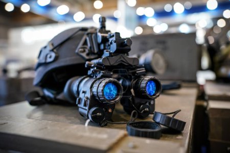 Gafas de visión nocturna en casco militar, detalle de primer plano para lentes reflectantes azules