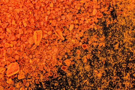 Téléchargez les photos : Petits cristaux orange vif de dichromate de potassium, photo au microscope, largeur de l'image 16mm - en image libre de droit