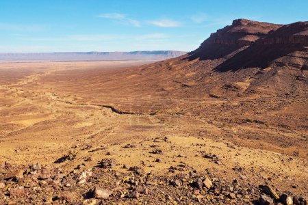 Foto de Cuenca plana del cañón rocoso grande con cielo despejado por encima - paisaje típico en el sur de Marruecos - Imagen libre de derechos