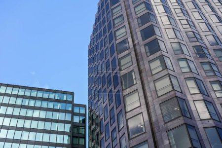Téléchargez les photos : Londres, Royaume-Uni - 02 février 2019 : Vue sur le bâtiment Windsor House moderne - gratte-ciel de bureau utilisé par la British Government Property Agency, ciel dégagé au-dessus - en image libre de droit