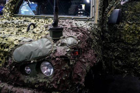 Téléchargez les photos : Armoured military vehicle camouflage cover - tarpaulin mesh, closeup detail - en image libre de droit