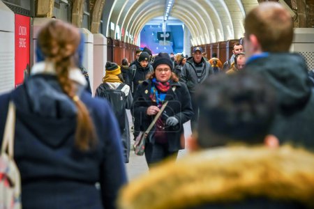 Téléchargez les photos : Londres, Royaume-Uni - 02 février 2019 : Des navetteurs vêtus de vestes d'hiver marchent dans un tunnel menant à la station de métro de Londres - en image libre de droit
