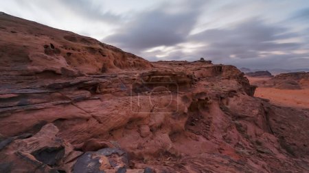 Téléchargez les photos : Paysage rocheux dans le désert de Wadi Rum pendant la matinée nuageuse - en image libre de droit