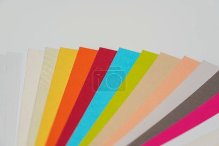 Téléchargez les photos : Échantillons en papier coloré sur un bureau blanc, détail rapproché - en image libre de droit