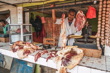 Téléchargez les photos : Ambatolampy, Madagascar - 25 avril 2019 : Viande crue, principalement du zébu, présentée dans un stand du marché local dans la rue. Les gens sont pauvres à Madagascar, et peu peuvent se permettre de faire du shopping dans les supermarchés - en image libre de droit