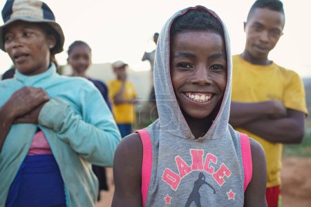 Téléchargez les photos : Alakamisy Ambohimaha, Madagascar - 26 avril 2019 : Un jeune malgache inconnu pose pour la caméra - les Malgaches sont pauvres mais gais, surtout les enfants - en image libre de droit