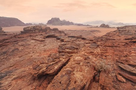 Téléchargez les photos : Mars orange rouge comme le paysage en Jordanie Wadi Rum désert, fond de montagnes, matin couvert. Cet endroit a été utilisé comme décor pour de nombreux films de science-fiction - en image libre de droit