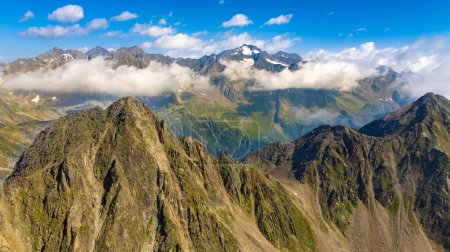 Foto de Vista aérea de los picos de los Alpes, verano - Imagen libre de derechos