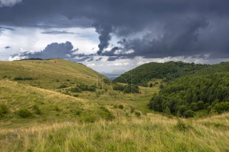 Téléchargez les photos : Météo orageuse en été, en montagne - en image libre de droit