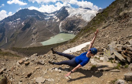 Foto de Mujer joven enjpying stubai alpes picos, Sulzenau lago, verano - Imagen libre de derechos