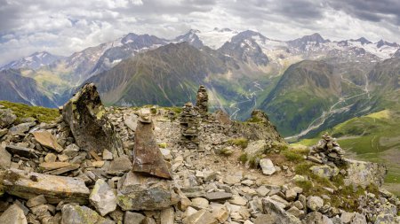 Foto de Vista aérea de los picos de los Alpes, verano - Imagen libre de derechos