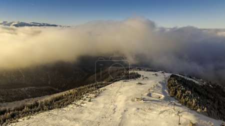 Téléchargez les photos : Vue aérienne d'une station de ski, heure du coucher du soleil, nuages en arrière-plan - en image libre de droit