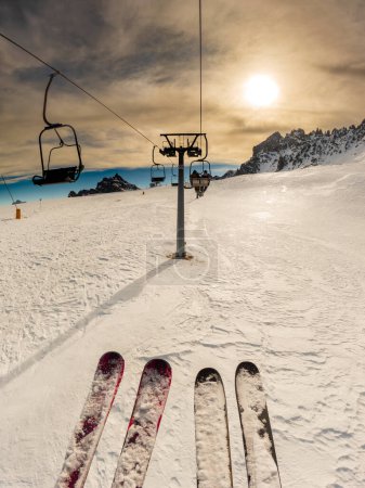 Téléchargez les photos : Amis sur télésiège dans une station de ski autour de la montagne Sela, Selaronda, Dolomites, Italie - en image libre de droit