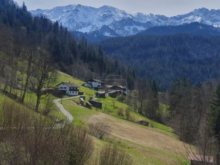 Baviera ciudad de montaña Garmisch, Senderismo en Alta Baviera. Paisaje de montaña en los Alpes bávaros. Graseck Alm, senderismo de montaña. Caminata de montaña en Garmisch