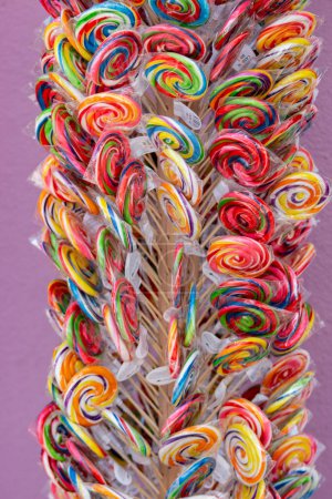 Téléchargez les photos : Sucettes colorées en forme de spirale. Différentes sucettes colorées dans la boutique de bonbons - en image libre de droit