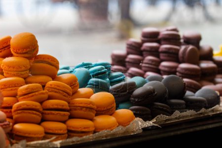 Foto de Macarons coloridos en exhibición en un escaparate. Macarrones coloridos en escaparate, pastelería y tienda de dulces. - Imagen libre de derechos