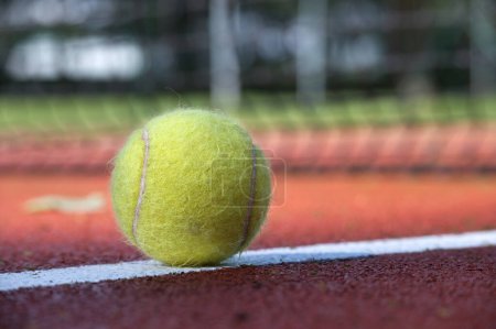 Foto de Escena de tenis con línea blanca y pelota en la superficie dura de la cancha en ángulo bajo - Imagen libre de derechos