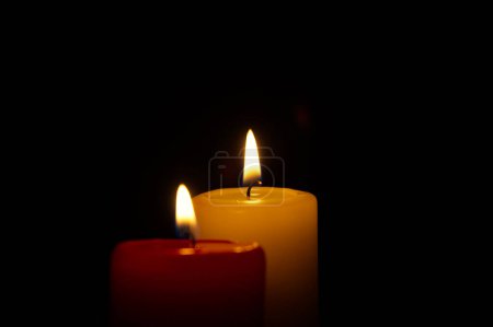 Foto de Dos velas encendidas en la oscuridad de la noche, vista de cerca con espacio para copias. Esperanza y memoria - Imagen libre de derechos