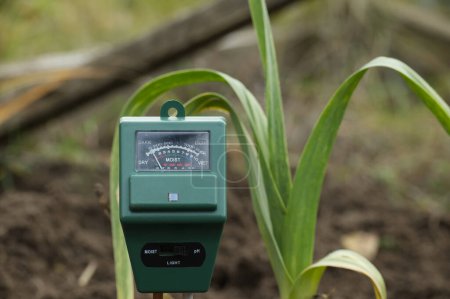 Foto de El medidor tiene varias indicaciones que ilustran su papel en el monitoreo y medición de los niveles de humedad en el suelo, un factor crítico para el cultivo exitoso. - Imagen libre de derechos